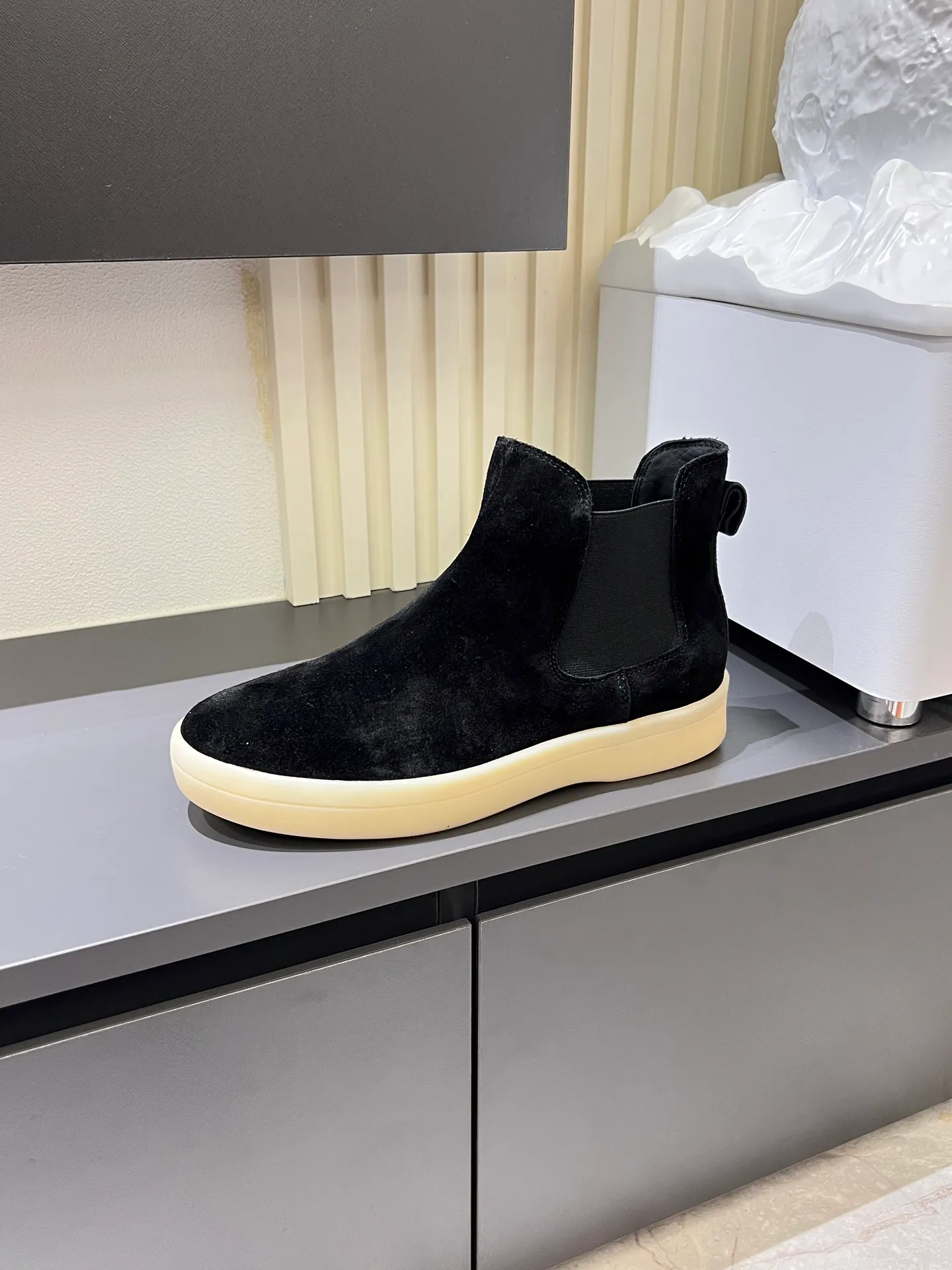 p440 Loro Piana's new niche winter men's mid-top shoes are shipped! The fabric is made of mercerized cowhide imported from Italy, with a sheepskin lining, which is comfortable, breathable and not stuffy to the feet. The outsole is made of natural rubber, which is wear-resistant and non-slip! Size: 38-44 (45.46.)